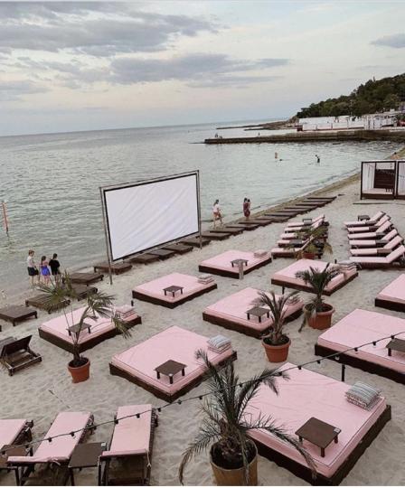 烏克蘭的沙灘戶外電影院環境好靚呀...