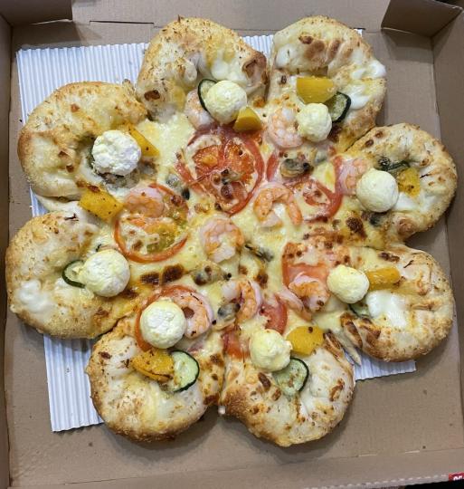 設計花型pizza 吸引小朋友注意...