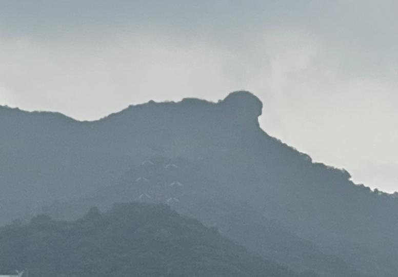 天色濛濛下的獅子山相片像幅水墨畫...