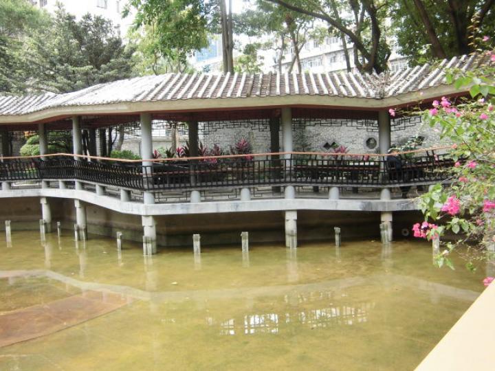 往花園橋內,,行一行!...