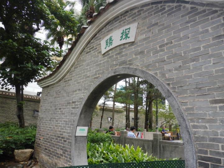 多遊人坐在,,公園內!...