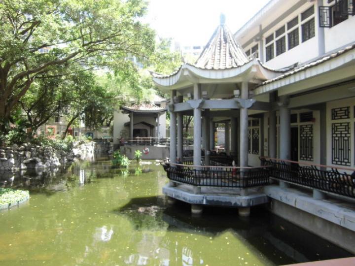 往花園,,賞吓亭台流水！...