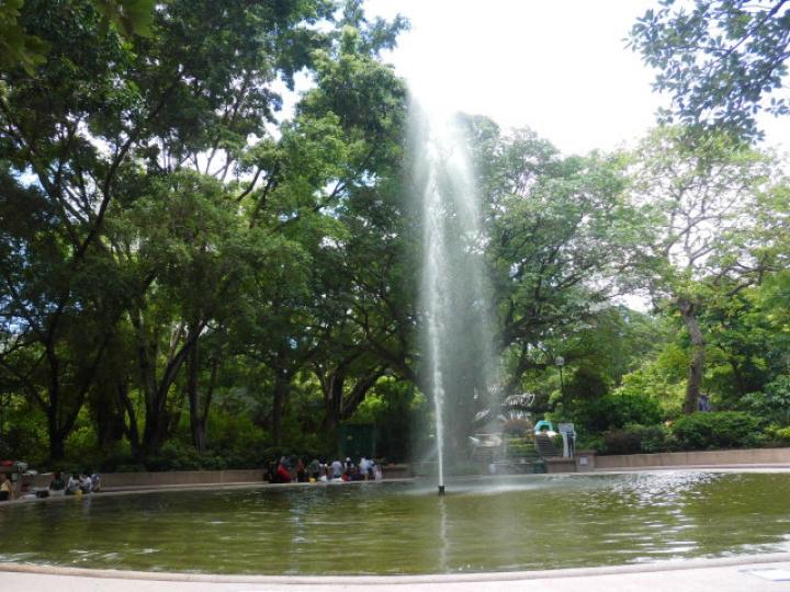 有噴水池在,,公園內!...