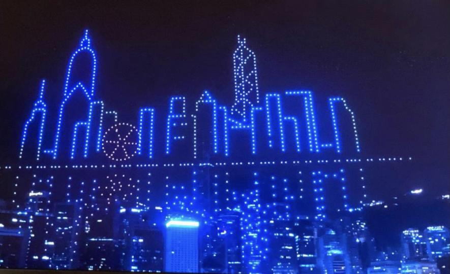 除夕夜天氣寒冷，我和家人在家收看電視倒數迎接2021 年。...