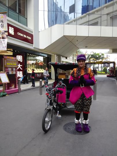 澳门車伕艳装迎賓客迷倒不少遊人...