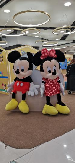 大個仔Mickey和Minnie比真人還要高大...