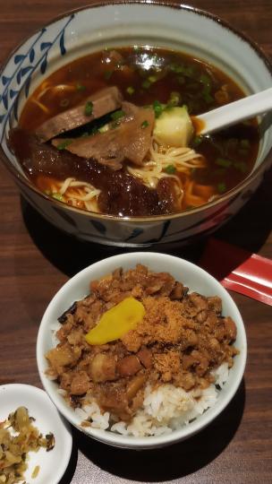 牛肉面與滷肉飯 
台灣菜必點選...