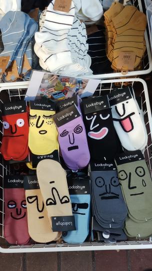 各款表情的襪子 
設計很有趣啊...