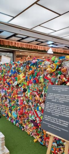 “ 廢而不廢”
用過千件廢棄的塑膠物件及舊玩具
製成的藝術品...
