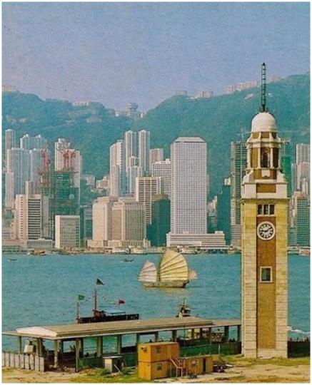 這一幅圖
包含咗好幾樣代表着從香港的事與物，分別為⋯⋯
1.尖沙咀九龍車站鐘樓
2.登山纜車與老襯亭
3.風帆漁船
4.康樂〈怡和〉大廈...