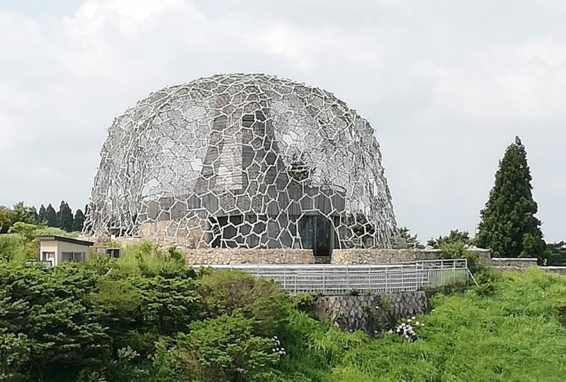 六甲山是日本兵庫縣神戶市北部的一座知名山脈、擁有豐富的自然景觀、文化設施興休閒活動、是非常受覿迎的旅遊勝她之一。而六甲枝垂展望台、是由建築師三分一博志設計融合自然與藝術、是熱門打卡景點。...