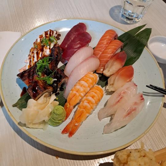 喜歡食生魚生、怎不口水流、食指大動。...