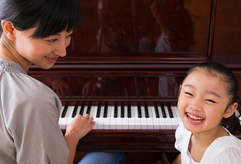 親子活動
懂彈琴的媽媽不妨彈一些兒曲和兒女一起唱，藉此提升小朋友對音樂的樂趣。...