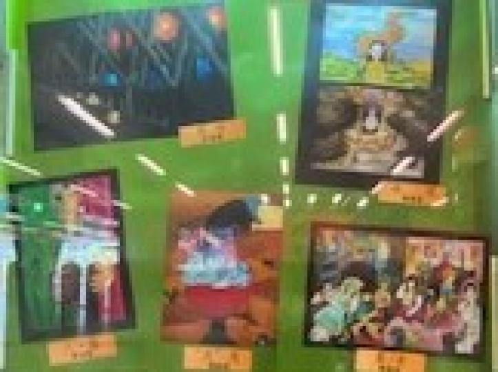 上下求索
地鐡站展示了學生以「上下求索」為題的作品，很有創意。...