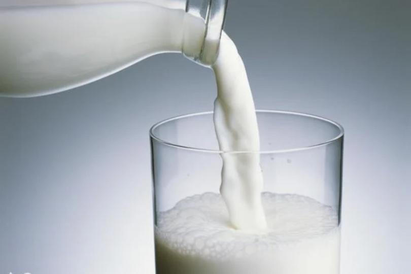喝牛奶
臨睡前喝一杯熱牛奶有助容易入睡，原因是牛奶中的色氨酸有助眠作用。...