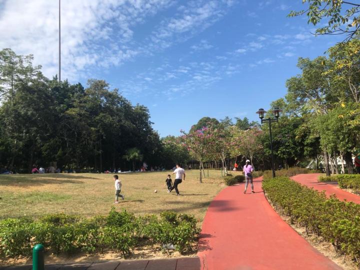 天朗氣清，早上適宜到公園做運動，跑步、打太極、做伸展運動，各適其適，健康又愉快！...