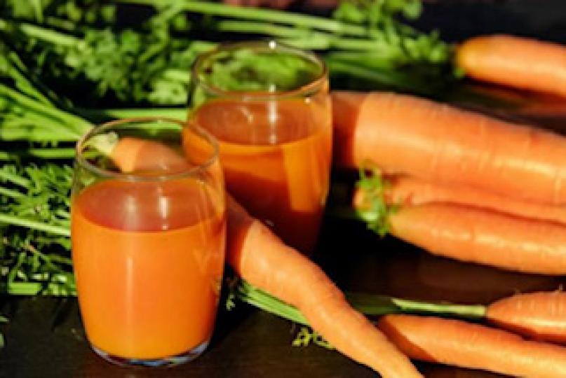胡蘿蔔素可以維持皮膚的抗氧化水平，吸收進皮膚的胡蘿蔔素還可以直接吸收紫外線，具有天然的防曬功能。...