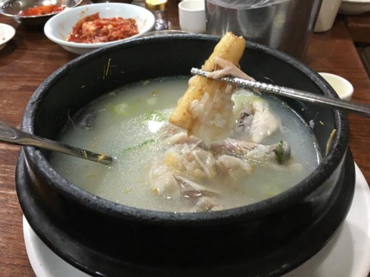 人參雞湯
去到韓國一定要品嚐人參雞湯，人參和雞是新鮮的，特別鮮味和滋補。...
