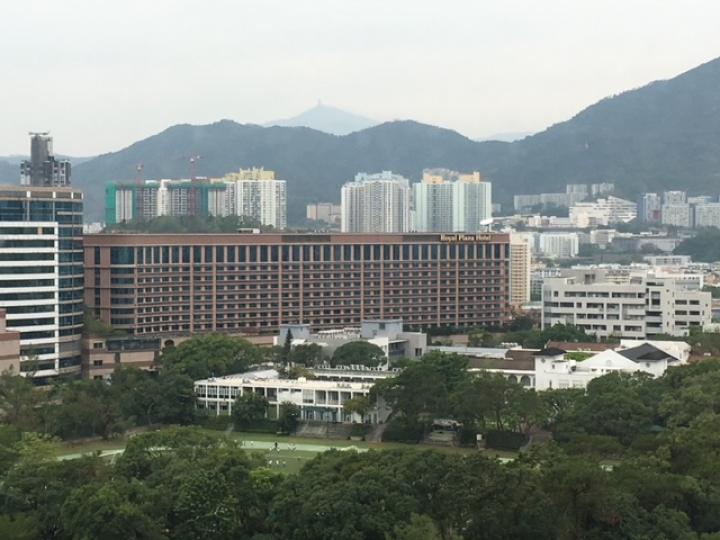 我偶然向窗外望，看到前面的學校和大逛物商場覺得這區居住環境不錯。...