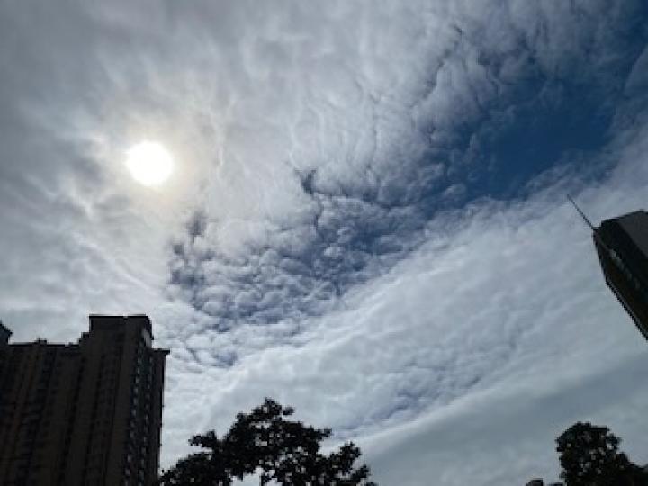 晚上的天空
晚上臨睡前看看天空的景色，看看圓圓皎潔的月亮和雲層的美態，睡也睡得甜！...