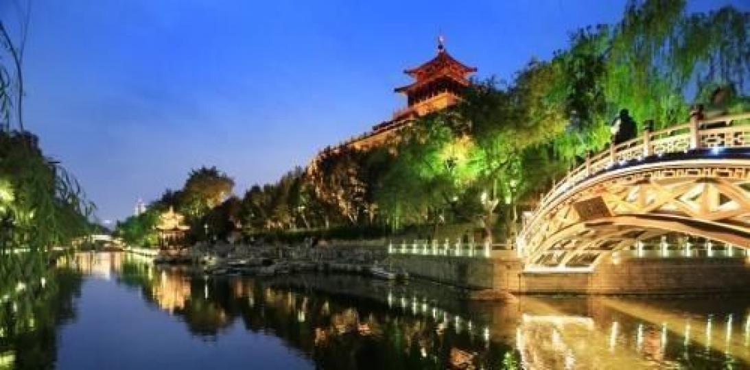 青州古城
青州古城是國家歷史文化名城, 又是國家5A級旅遊景點。人類在這裏已經繁殖了7000多年，青州古城文化旅遊範圍約10平方公里，古鎮有120多個名勝古蹟，來到青州古城可以感受到歷史的氣息，是觀光...