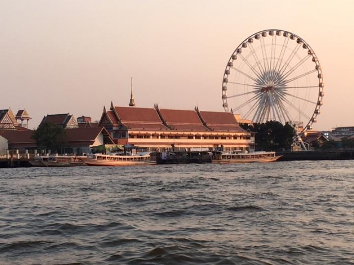 我享受遊玩四面佛後坐船到曼谷唐人街，乘船涼風吹來好舒服，又可遠看兩旁景色，特別是宏偉的皇宮，近看不知多大，遠看就有答案了。...