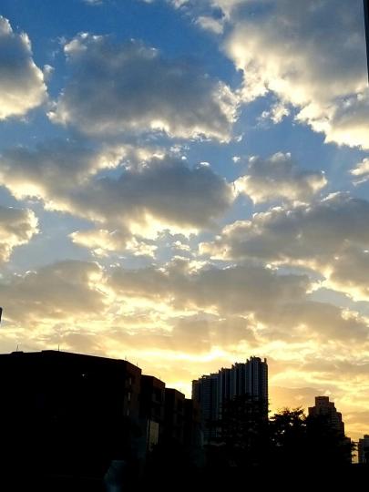 社區的天空
今早一出門，天空美景不錯！...