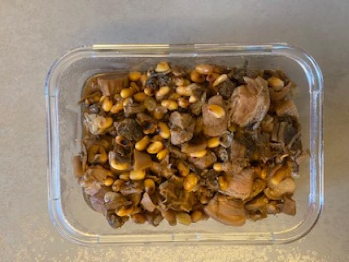 農家菜
記得祖母說鄉間糧食是自給自足的。種了甚麼，便吃甚麼。梅菜白豆炆豬肉是我的家鄉菜，十分受歡迎。我今天也懷舊一番，親自下廚煮給家人吃。...
