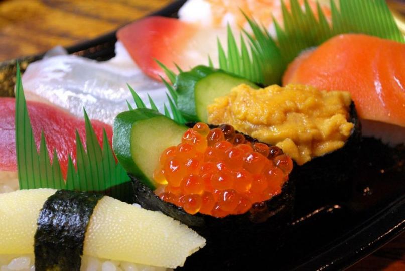 壽司
營養師勸喻吃壽司不要吃三文魚腩位置，鰻魚、甜蛋和炸蝦。這些是高卡路里的食材。兩件壽師等於1/3 碗飯，即6 件壽司等於吃了一碗飯，減肥便不能吃過量。...