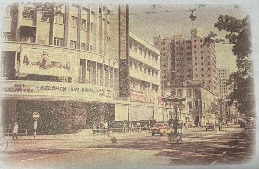 樂宮戲院
圖中的樂宮戲院約於1960年拍攝，地點是彌敦道與金巴利道交界。當時的交通指揮亭現放黃竹坑警校。...