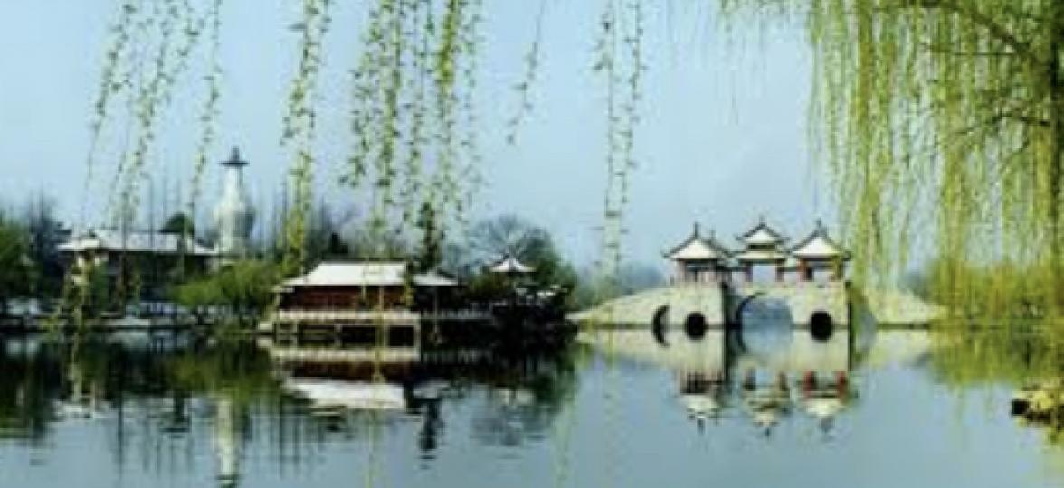 杭州西湖
杭州的西湖景色非常美，我最喜歡湖畔的垂柳，十分有詩意。...