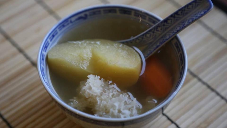 「名廚Denice Wai 廚房」簡易快煮 -  雪梨雪耳無花果水 食譜分享