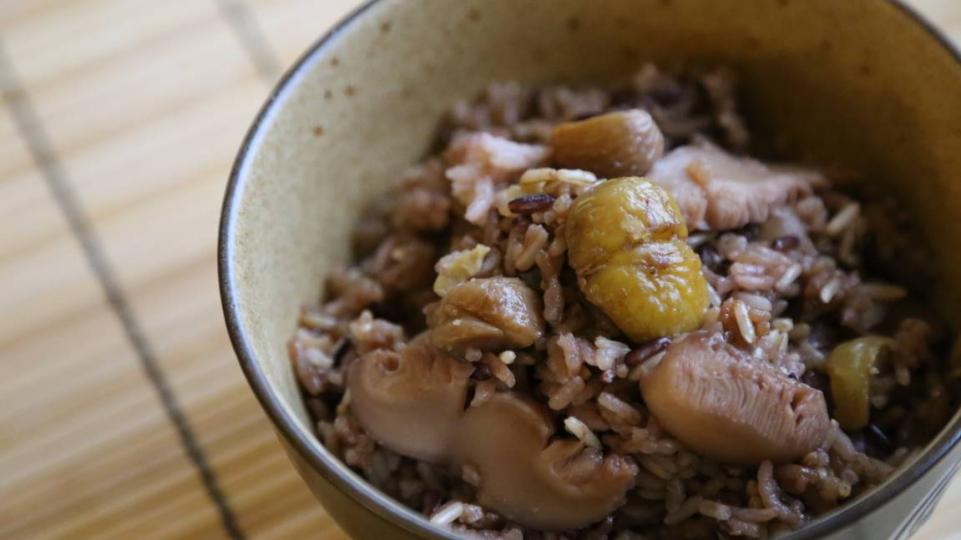 「名廚Denice Wai 廚房」簡易快煮 - 栗子冬菇飯 食譜分享