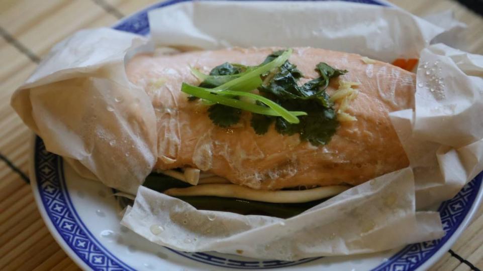 「名廚Denice Wai 廚房」簡易快煮 - 紙包蒸三文魚柳 食譜分享