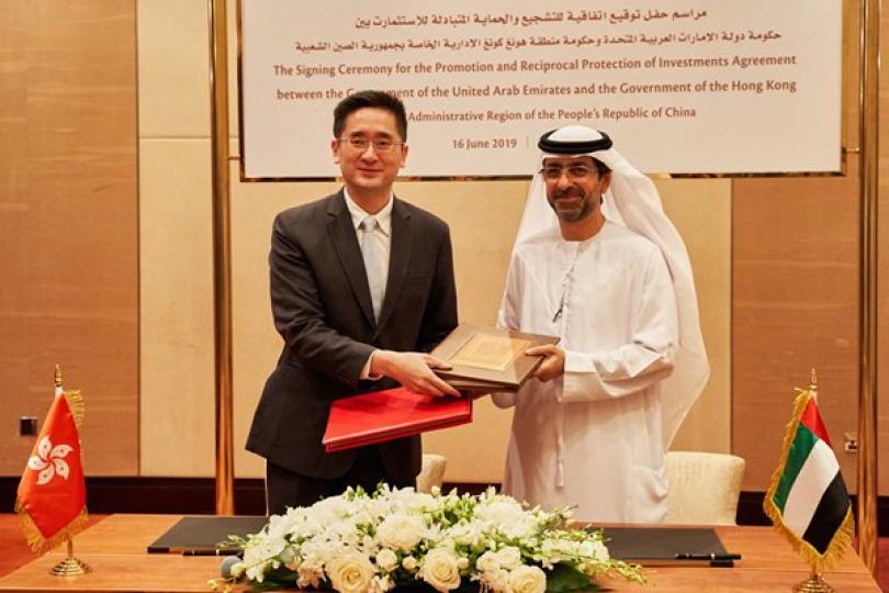 陳百里（左）與阿聯酋財政部副部長Younis Haji Al Khoori在簽署儀式後交換投資協定文件。