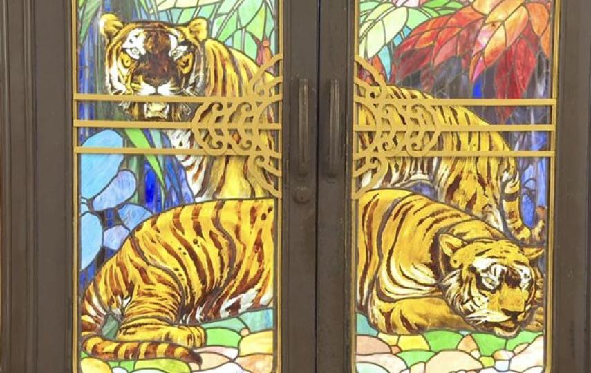復修彩繪: 別墅有120塊來自意大利的彩繪玻璃，復修其中20塊最美、最大的便花了約四個月時間。