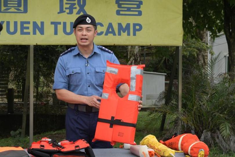 水災搶救: 民安隊購入一款高浮力救生衣，適用於在水災中被困的市民。