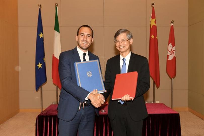 工作假期: 羅致光（右）與意大利外交與國際合作部副部長曼利奧．迪斯特凡諾在政府總部簽署工作假期計劃協議。