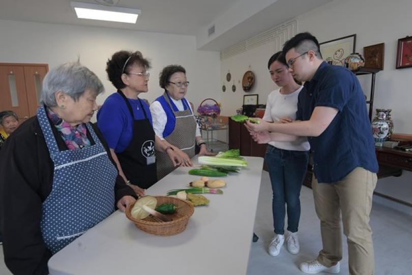 角色扮演: 參加戲劇工作坊的長者模擬在街市買菜，代入商販角色，有助刺激記憶。