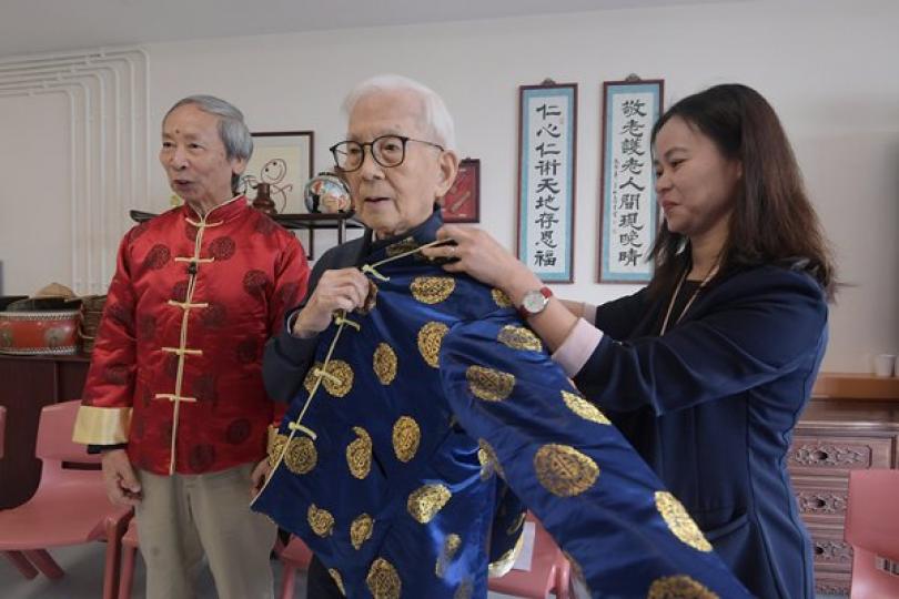 獲益良多: 89歲的江鏡泉（中）出演《全家福》，他認為表演有助拓寬社交圈子和訓練記憶力。