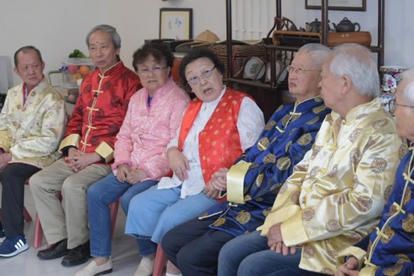 粉墨登場: 葵涌醫院成立樂齡劇社,長者演出劇目《全家福》,講述婚姻親家為禮金和照顧孫兒問題引發爭端。 粉墨登場: 葵涌醫院成立樂齡劇社,長者演出劇目《全家福》,講述婚姻親家為禮金和照顧孫兒問題引發爭端。