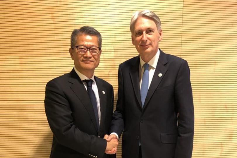 共商合作: 陳茂波（左）與英國財政大臣夏文達會面。