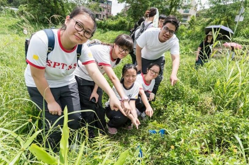 重返自然: 香港神託會培敦中學的師生在軍地河參與放流螢火蟲幼蟲活動。