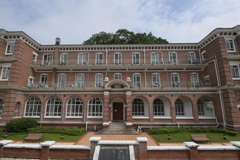 百年建築: 梅堂主要建材為紅磚,入口上方為弧形頂罩,寫明啟用年份為1915年。 百年建築: 梅堂主要建材為紅磚,入口上方為弧形頂罩,寫明啟用年份為1915年。