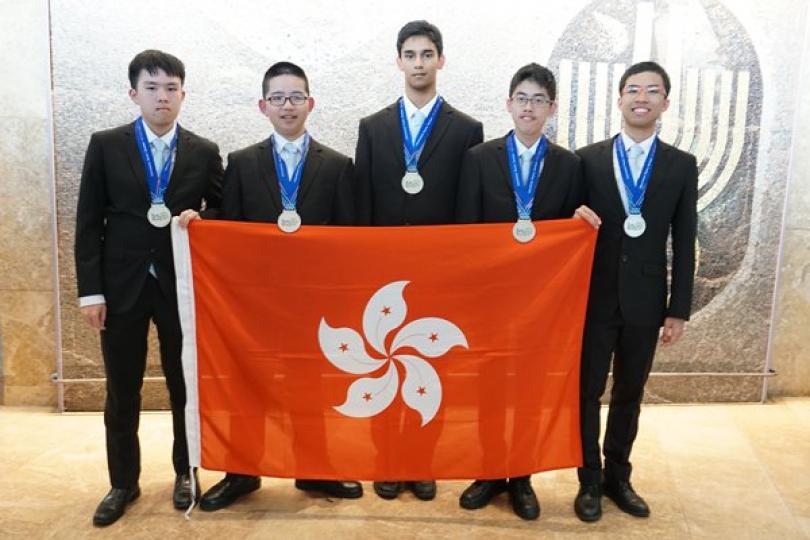 出類拔萃: 香港學生（左起）鄒駿宏、劉思進、Gaurav Arya、李達生、關亮節在第50屆國際物理奧林匹克表現卓越，為港爭光。