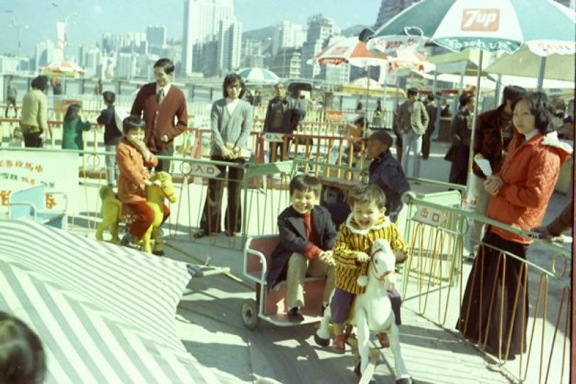 歡樂時光: 流動展中，一張70年代的照片拍攝兒童在灣仔新填地工展會玩樂（由莊慶輝提供）。
