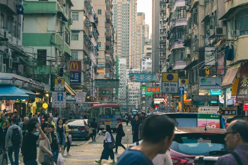 【港聞焦點】荃灣衝突 水炮車首發射 港鐵九龍灣總部8.26不開放 |大公報|明報|經濟日報