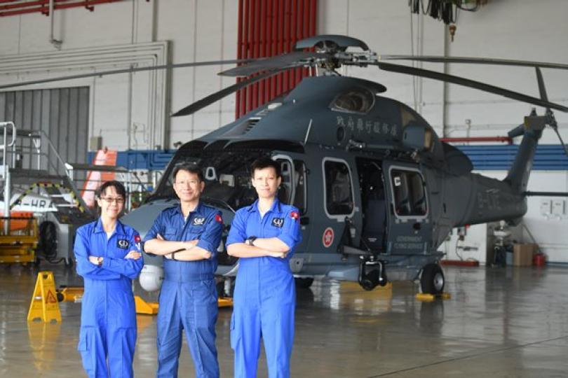 無分性別: 飛行服務隊品質保證經理何偉明（中）先後培訓高景怡（左）、陳穎琳擔任飛機技術員，認為女性也足可勝任。