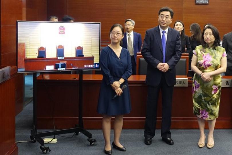 參觀法院: 鄭若驊（前排右）在上海海事法院院長汪彤（前排中）陪同下，與香港法律和爭議解決業界人士參觀上海海事法院。