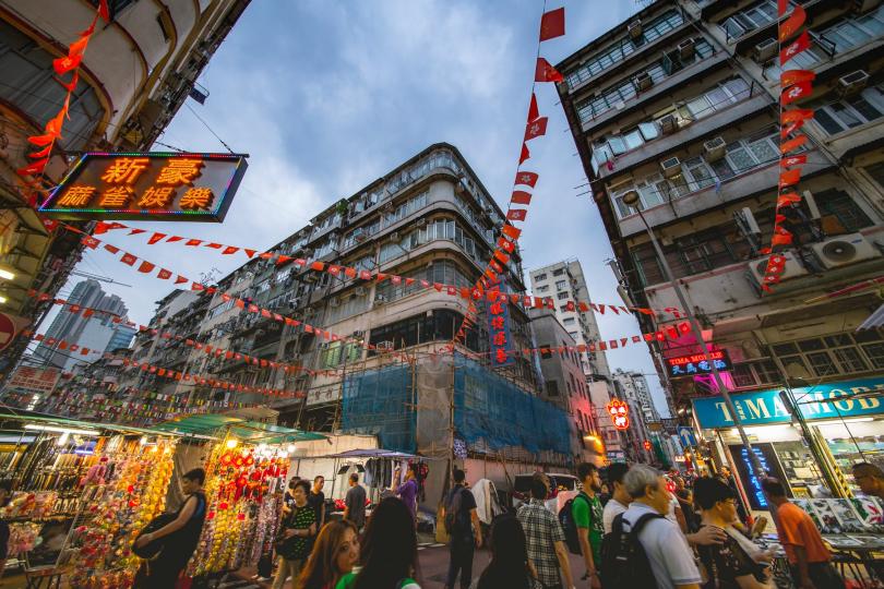 【港聞焦點】逾千市民新城市廣場合唱 防暴警一度進入沙田站 | 信報